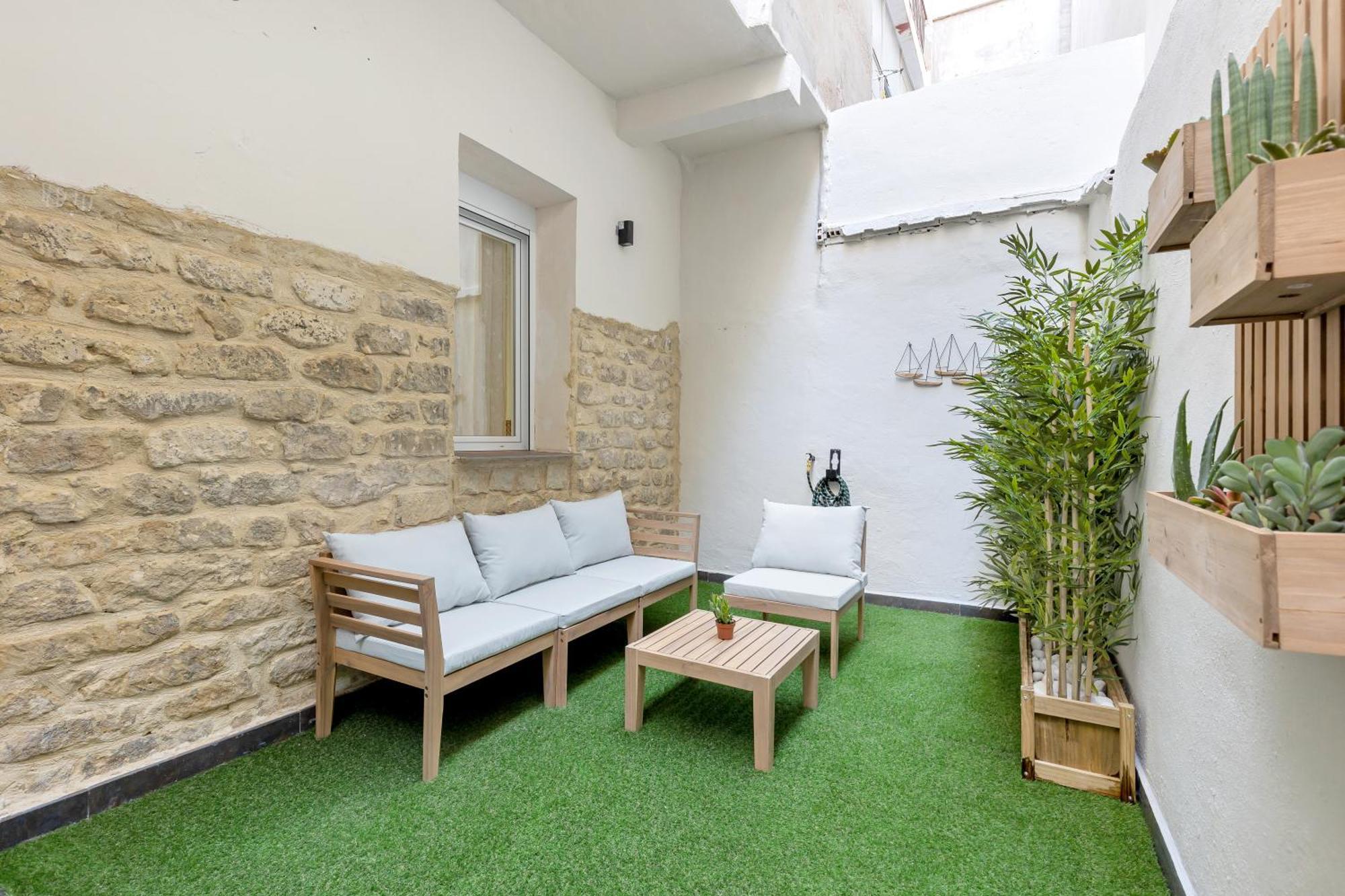 Modern With Patio In Apartment Alicante